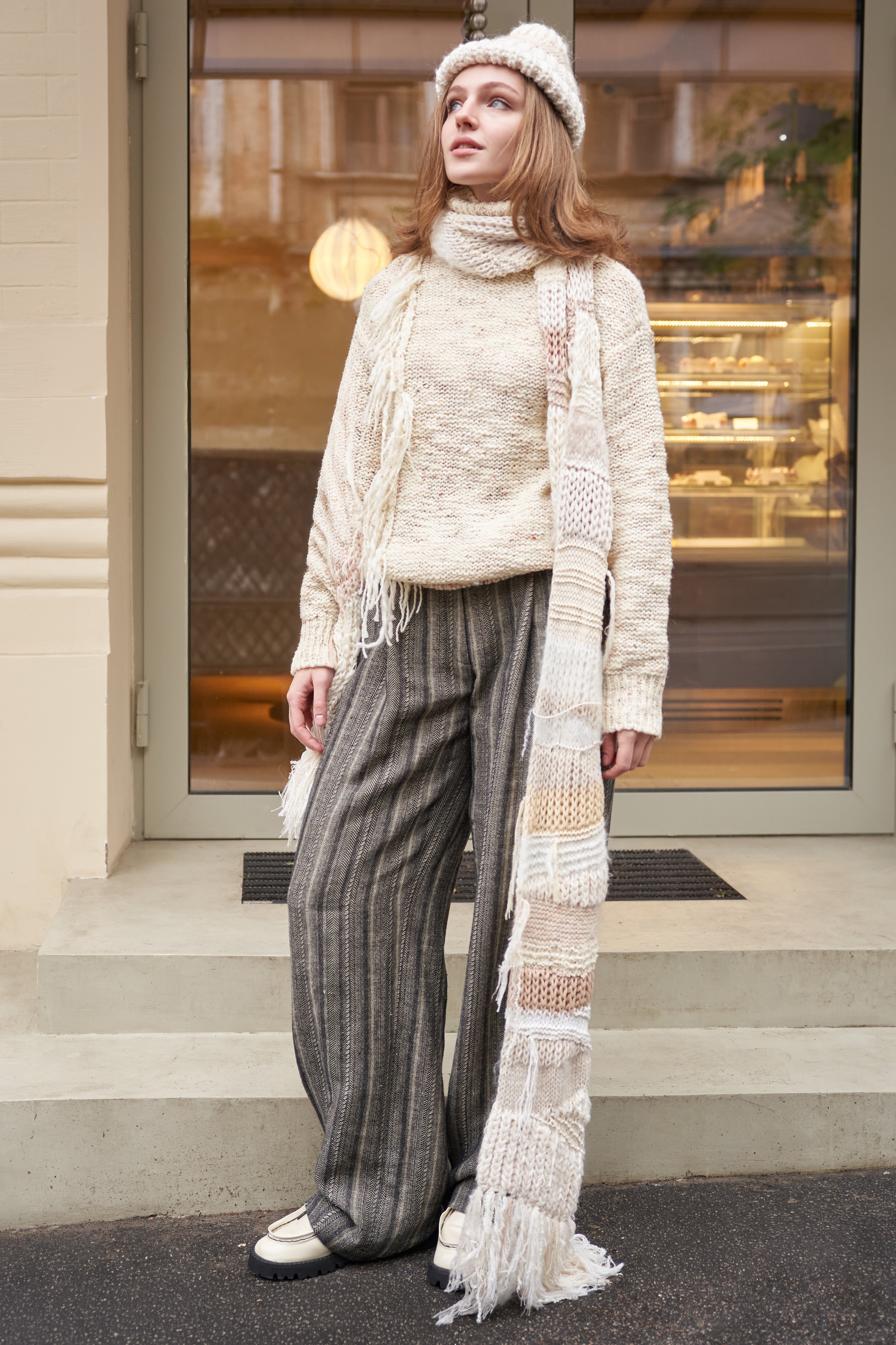 Creamy sweater with fringe