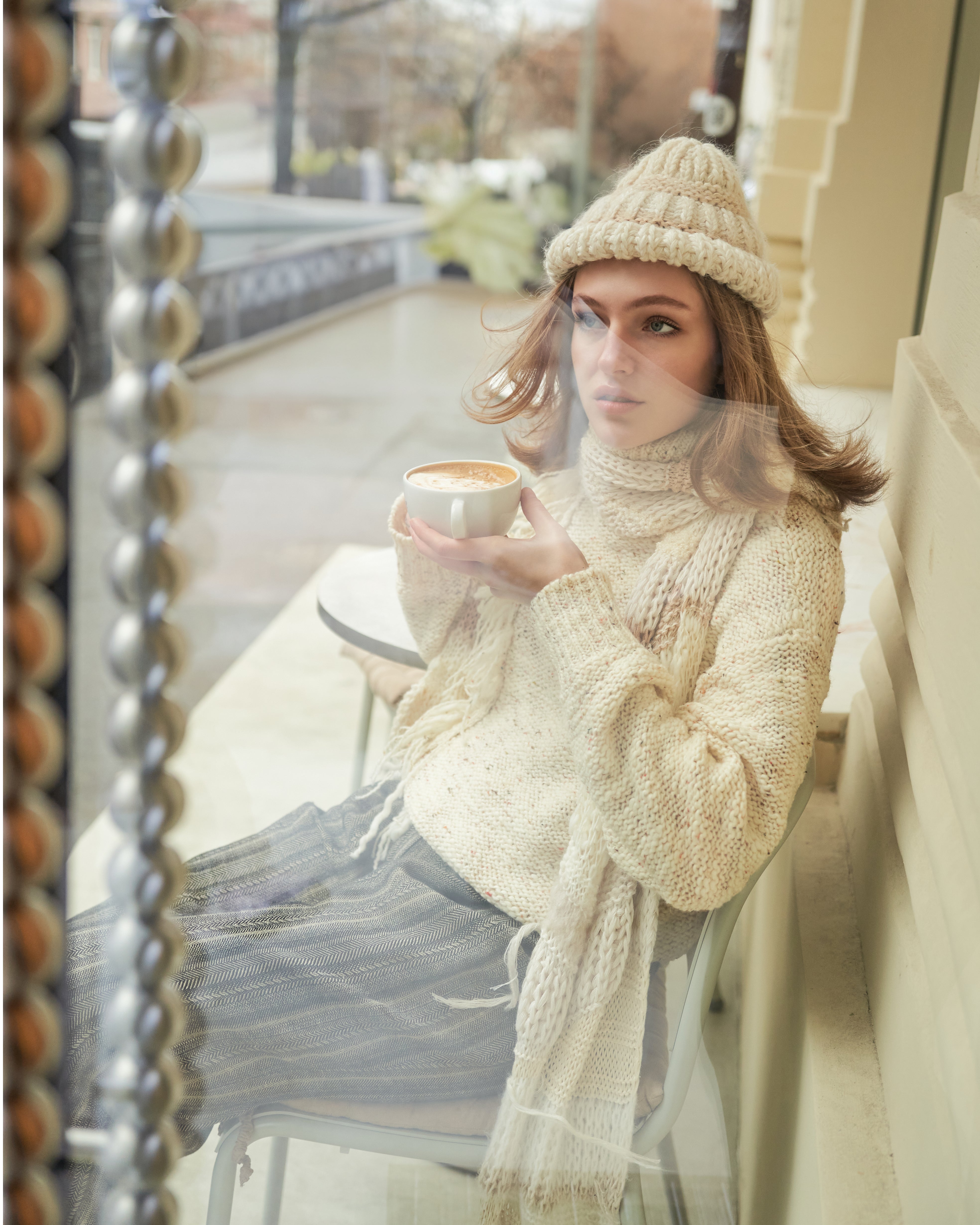 Creamy sweater with fringe