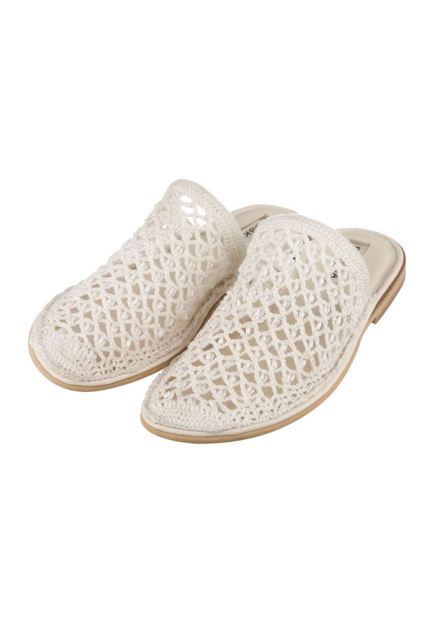 White shoes with rice embroidery