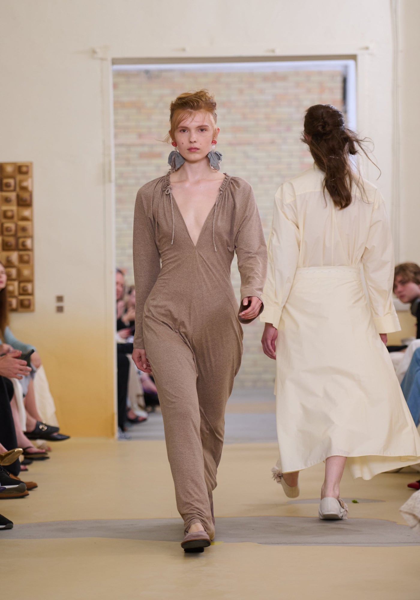 Knitted cappuccino dress with drawstrin