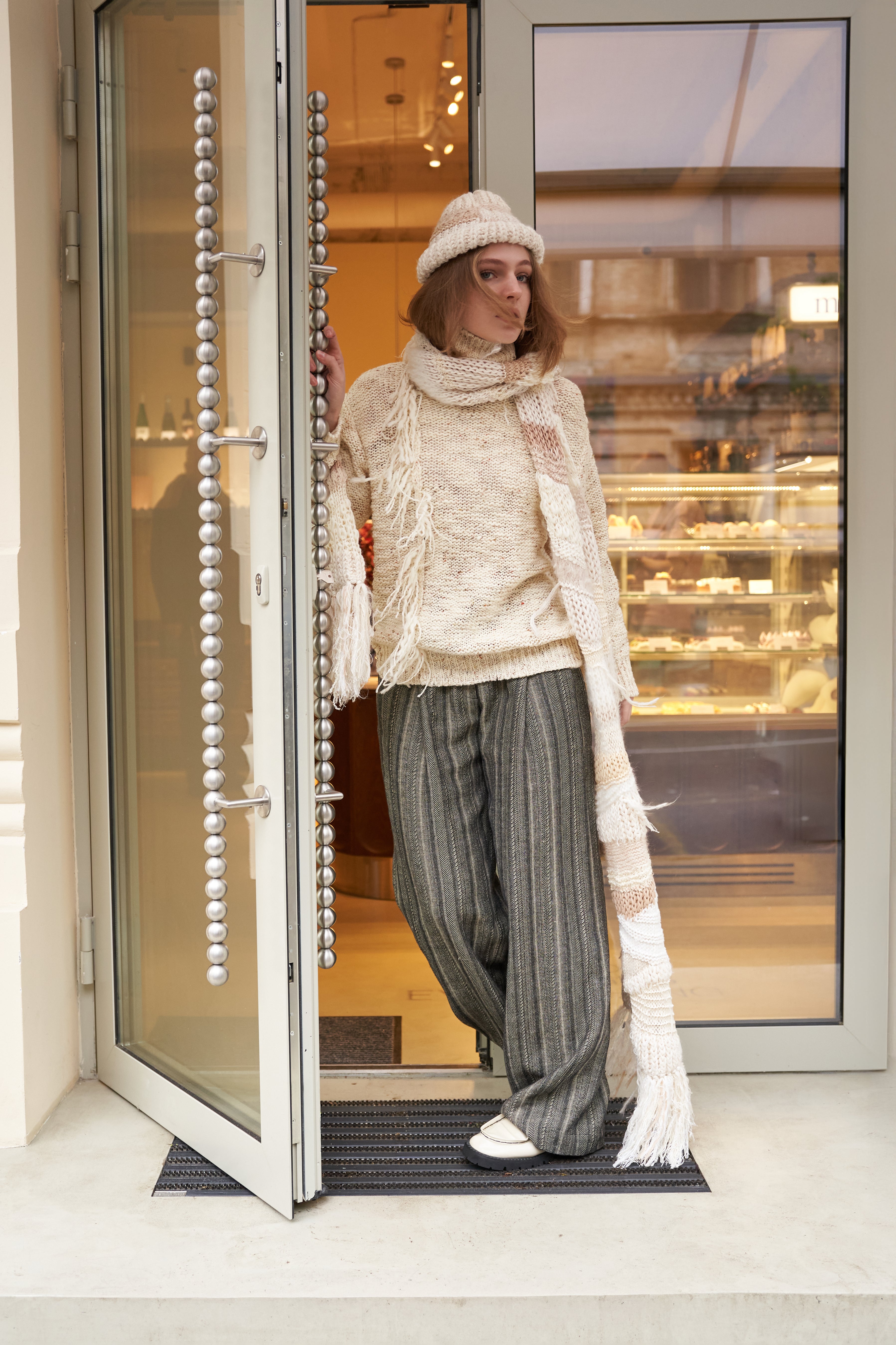 Creamy sweater with fringe